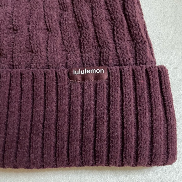 NWT Lululemon Women’s Cable Knit Pom Beanie Cassis Maroon Color - Picture 4 of 8